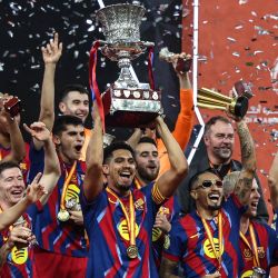 Los jugadores del Barcelona levantan el trofeo mientras celebran tras ganar la final de la Supercopa de España entre el FC Barcelona y el Real Madrid en el Estadio Rey Abdullah en Yeddah. | Foto:FADEL SENNA / AFP