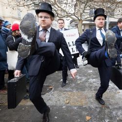 Participantes pasean por el centro de Brno durante la tradicional reunión de fans de Monty Python Flying Circus, donde más de 300 personas, algunas vestidas con trajes negros, bombines y maletas, se reunieron, en Brno, Moravia del Sur, República Checa, para celebrar el Día del Paseo Tonto en memoria de la icónica serie británica Monty Python, que incluyó un sketch sobre el Ministerio del Paseo Tonto. | Foto:Radek Mica / AFP