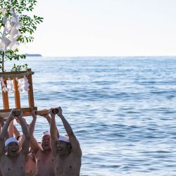 Participantes portan un santuario portátil (mikoshi) durante el festival de purificación marina de invierno, un evento anual de Año Nuevo, en una playa de Numazu, prefectura de Shizuoka. | Foto:Philip Fong / AFP