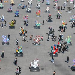 Personas observan esculturas durante la inauguración de la exposición "Nopalera en el Corazón", en el Zócalo de la Ciudad de México, capital de México. | Foto:Xinhua/Francisco Cañedo