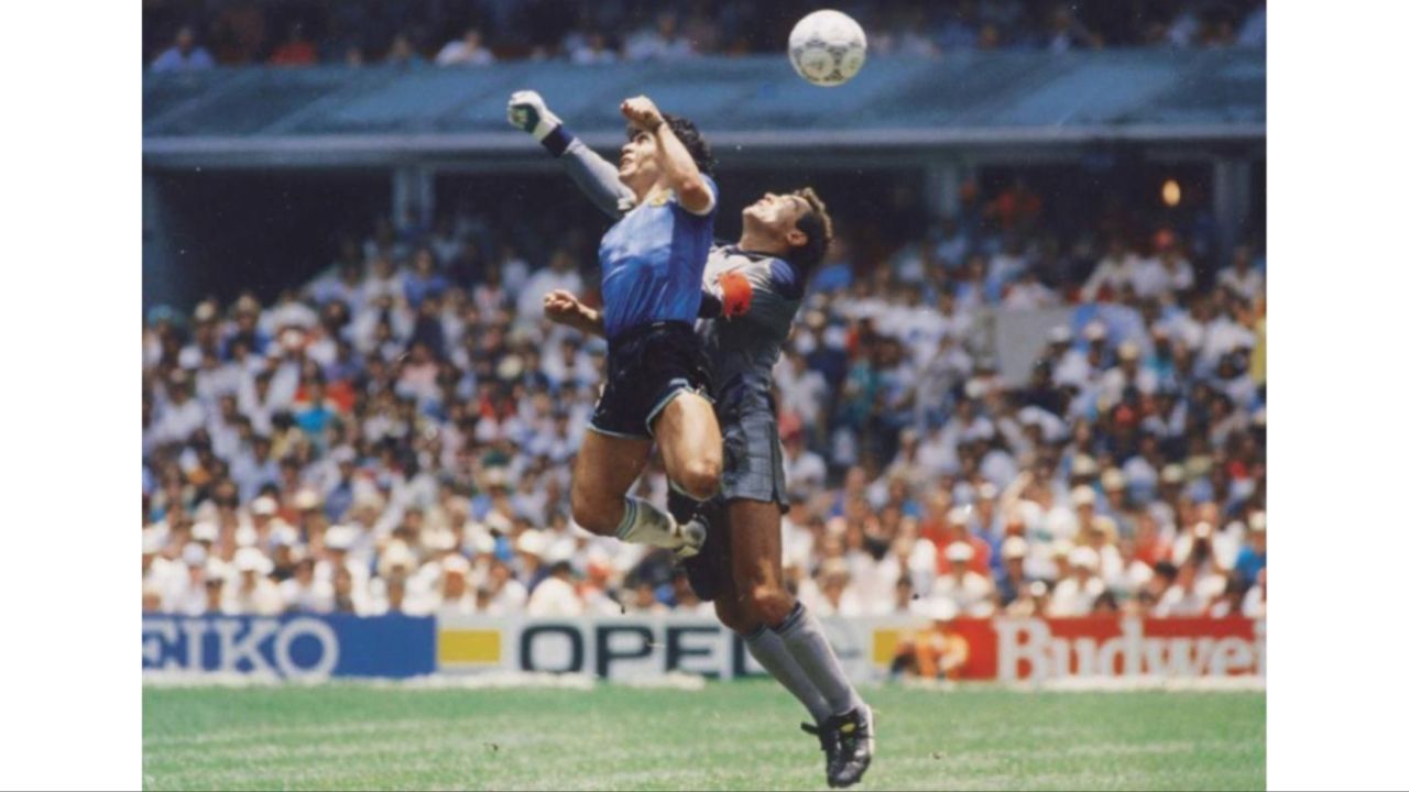 Diego Maradona en el Estadio Azteca, instante del partido contra Inglaterra en 1986