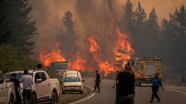 Bomberos combaten las llamas para extinguir un incendio forestal en el Monte Pirque, en El Hoyo, en la región patagónica de la provincia de Chubut, Argentina. Más de 5.500 hectáreas de bosque han sido consumidas por el principal incendio forestal en la Patagonia argentina, mientras cientos de bomberos y voluntarios locales luchan por contener las llamas descontroladas que han dejado a pequeñas comunidades en vilo. Los incendios se producen un año después de que la Patagonia sufriera sus peores incendios forestales en tres décadas, parte de una serie de eventos extremos que ha mantenido a los sistemas de extinción de incendios oficiales y comunitarios bajo una presión constante.