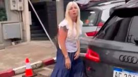 Una mujer discutió en Punta del Este y amenazó a un hombre con un bate de béisbol: "¿Cómo me vas a decir boluda?"