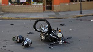 Sinistro de motocicleta y caso en el pavimento