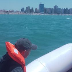 El punto de pesca elegido fue uno de los habituales, ubicado a unos 12 kilómetros de la costa, en dirección al muelle de Pescadores de Miramar, sobre una profundidad cercana a los 30 metros. 