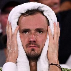 Daniil Medvedev de Rusia se coloca una toalla helada en la cabeza durante la final individual masculina contra Brandon Nakashima de los EE. UU. en el torneo internacional de tenis de Brisbane en Brisbane. | Foto:William West / AFP