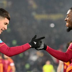 El delantero argentino de la Roma, Matías Soule (izq.), celebra tras anotar el segundo gol de su equipo con el mediocampista francés de la Roma, Manu Kone (der.), durante el partido de fútbol de la Serie A italiana entre As Roma y Sassuolo en el estadio Olímpico de Roma. | Foto:ALBERTO PIZZOLI / AFP