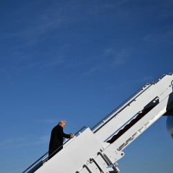 El presidente de Estados Unidos, Donald Trump, aborda el Air Force One en la Base Conjunta Andrews, Maryland, rumbo a Detroit, Michigan. | Foto:Mandel Ngan / AFP