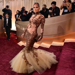 La actriz estadounidense Jennifer Lopez asiste a la 83.ª edición anual de los Premios Globo de Oro en el hotel Beverly Hilton en Beverly Hills, California. | Foto:Frederic J. Brown / AFP