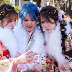 Mujeres vestidas con kimonos posan para una foto con su teléfono móvil a su llegada a una ceremonia en el Todoroki Arena para conmemorar el "Día de la Mayoría de Edad", en honor a quienes cumplen 20 años este año, en Kawasaki, prefectura de Kanagawa, Japón.  | Foto:Yuichi Yamazaki / AFP