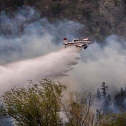 Una aeronave rocía agua para extinguir un incendio forestal en el Monte Pirque, en El Hoyo, en la región patagónica de la provincia de Chubut, Argentina. Más de 5.500 hectáreas de bosque fueron consumidas por el principal incendio forestal de la Patagonia argentina, mientras cientos de bomberos y voluntarios locales luchaban por contener las llamas descontroladas que han dejado en vilo a pequeñas comunidades. | Foto:GONZALO KEOGAN / AFP