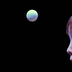 Zhu Yuling de Macao sirve contra Han Ying de Alemania en su partido de semifinales individual femenino durante el torneo World Table Tennis Champions (WTT) en el Infinity Arena de Doha. | Foto:Mahmud Hams / AFP