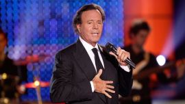 Denuncian a Julio Iglesias por trata de personas