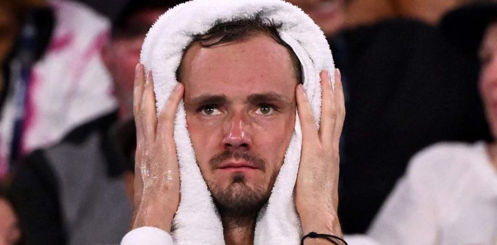 Daniil Medvedev de Rusia se coloca una toalla helada en la cabeza durante la final individual masculina contra Brandon Nakashima de los EE. UU. en el torneo internacional de tenis de Brisbane en Brisbane.