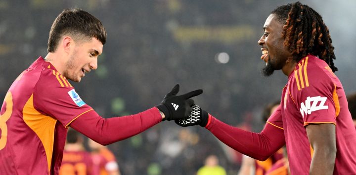 El delantero argentino de la Roma, Matías Soule (izq.), celebra tras anotar el segundo gol de su equipo con el mediocampista francés de la Roma, Manu Kone (der.), durante el partido de fútbol de la Serie A italiana entre As Roma y Sassuolo en el estadio Olímpico de Roma.
