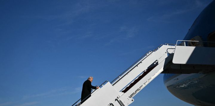 El presidente de Estados Unidos, Donald Trump, aborda el Air Force One en la Base Conjunta Andrews, Maryland, rumbo a Detroit, Michigan.