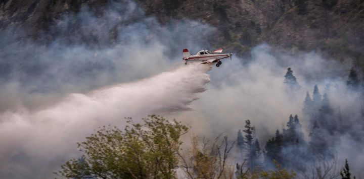Una aeronave rocía agua para extinguir un incendio forestal en el Monte Pirque, en El Hoyo, en la región patagónica de la provincia de Chubut, Argentina. Más de 5.500 hectáreas de bosque fueron consumidas por el principal incendio forestal de la Patagonia argentina, mientras cientos de bomberos y voluntarios locales luchaban por contener las llamas descontroladas que han dejado en vilo a pequeñas comunidades.