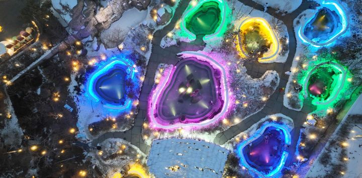 Vista aérea tomada con un dron de visitantes disfrutando de las aguas termales rodeadas de hielo y nieve en un complejo de aguas termales, en Shenyang, en la provincia de Liaoning, en el noreste de China. Aprovechando sus recursos naturales únicos, Shenyang ofrece experiencias de turismo invernal especiales al combinar actividades de hielo y nieve con aguas termales, atrayendo a visitantes de todo el país.