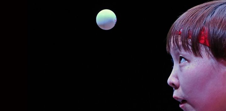 Zhu Yuling de Macao sirve contra Han Ying de Alemania en su partido de semifinales individual femenino durante el torneo World Table Tennis Champions (WTT) en el Infinity Arena de Doha.