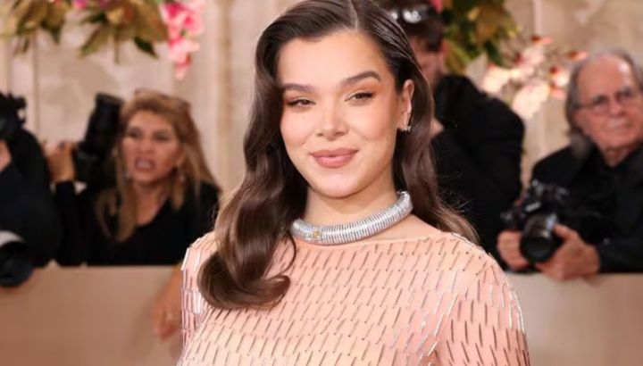 Hailee Steinfeld sorprendió en los Golden Globes 2026 al mostrar su pancita de embarazada