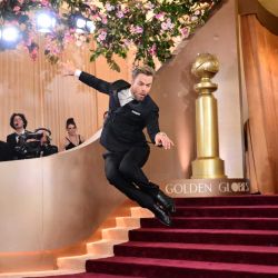 El bailarín estadounidense Derek Hough asiste a la 83.ª edición anual de los Premios Globo de Oro en el hotel Beverly Hilton de Beverly Hills, California. | Foto:Frederic J. Brown / AFP