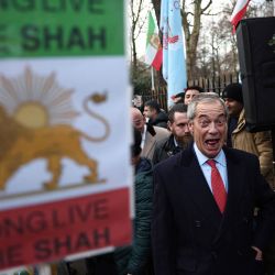 El líder del partido Reform UK, Nigel Farage (centro), visita a manifestantes antiiraníes durante una concentración frente a la embajada de Irán, en el centro de Londres. | Foto:HENRY NICHOLLS / AFP