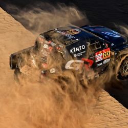 El piloto sudafricano Saood Variawa de Toyota Gazoo Racing SA y el copiloto francés François Cazalet compiten en la Etapa 9, una etapa maratón, de la 48ª edición del Rally Dakar 2026, entre Wadi ad-Dawasir y Bisha, Arabia Saudita. | Foto:Giuseppe Cacace / AFP