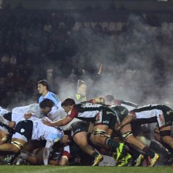 El vapor se eleva desde el scrum durante el partido de rugby union del grupo 3 de la Copa de Campeones de Europa entre Leicester Tigers y Aviron Bayonnais, Bayonne, en Mattioli Woods, Welford Road Stadium en Leicester, centro de Inglaterra. | Foto:JUSTIN TALLIS / AFP