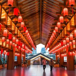 Imagen de personas visitando el complejo comercial Xinyin 1950 Discovery, en Guiyang, en la provincia de Guizhou, en el suroeste de China. La ciudad de Guiyang se ha comprometido con la actualización y renovación de antiguos bloques comerciales, calles y zonas industriales. | Foto:Xinhua/Yang Wenbin