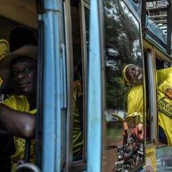 Partidarios del actual presidente de Uganda y candidato presidencial del Movimiento de Resistencia Nacional (MRN), Yoweri Museveni, corean consignas desde un autobús mientras se dirigen al lugar de la manifestación antes del mitin de cierre de campaña del partido para las elecciones generales ugandesas de 2026, en Kampala. | Foto:AFP
