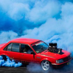 Una presentación de quemado de neumáticos se lleva a cabo en el Parque de Exposiciones durante el Festival de Automóviles Summernats, en Canberra, Australia. | Foto:Xinhua/Chu Chen