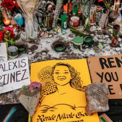 Velas, flores y letreros se colocan en un monumento improvisado en honor a Renée Nicole Good y otras víctimas de la violencia policial y de inmigración, frente a una vivienda en la Avenida Portland Sur de Minneapolis, Minnesota. Un agente del Servicio de Inmigración y Control de Aduanas (ICE) de EE. UU. disparó y mató a Renée Nicole Good, de 37 años, en las calles de Minneapolis, lo que provocó multitudinarias protestas e indignación por parte de los líderes locales, quienes rechazaron las acusaciones de la Casa Blanca contra ella por ser una terrorista doméstica. | Foto:Kerem Yucel / AFP