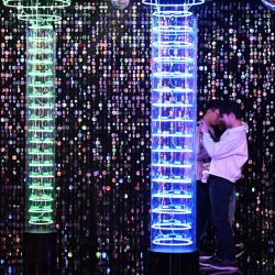 Visitantes observan letreros de neón en las exposiciones "Neón Luminoso" y "La Luz Dentro de la Luz Fuera" en el Centro de Diseño de Hong Kong, organizadas por Tetra Neon Exchange, un grupo dedicado a la conservación de los letreros de neón de la ciudad que se están retirando paulatinamente por motivos de seguridad en los edificios. | Foto:PETER PARKS / AFP