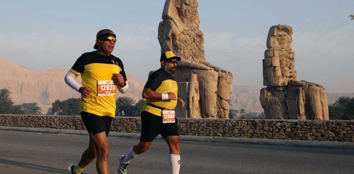 Competidores participan en el 33 Maratón Egipcio, en Luxor, Egipto.