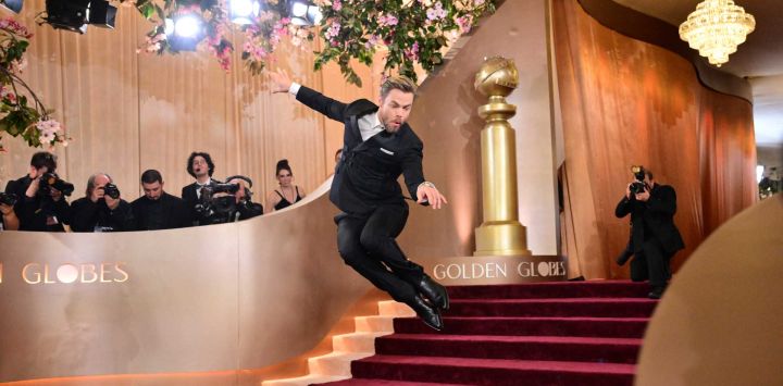El bailarín estadounidense Derek Hough asiste a la 83.ª edición anual de los Premios Globo de Oro en el hotel Beverly Hilton de Beverly Hills, California.