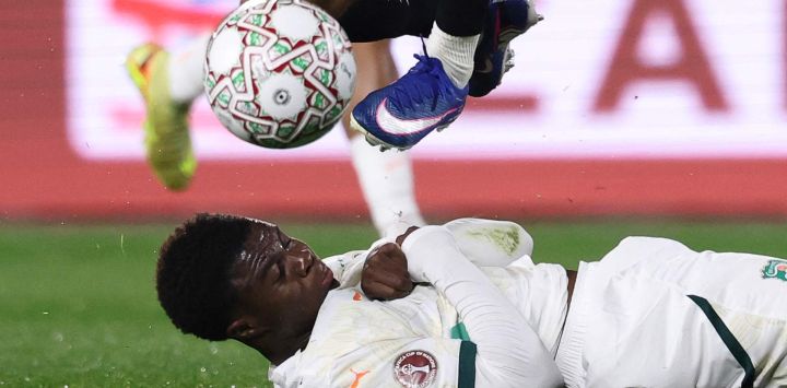 El centrocampista número 19 de Costa de Marfil, Christ Inao Oulai, se protege mientras el delantero número 22 de Egipto, Omar Marmoush, lo supera durante el partido de cuartos de final de la Copa Africana de Naciones (CAN) entre Egipto y Costa de Marfil en el Gran Estadio de Agadir.