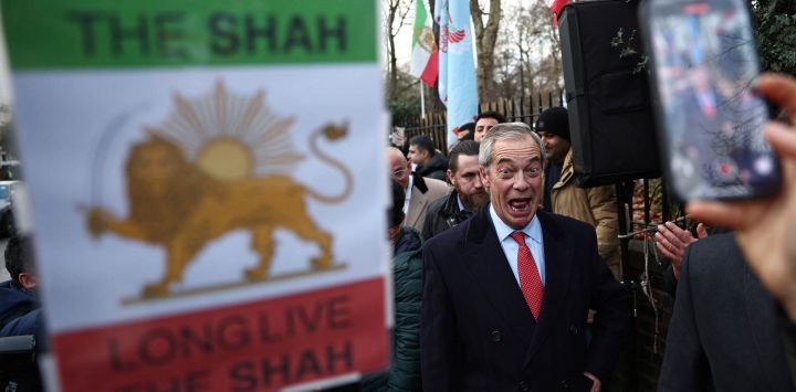 El líder del partido Reform UK, Nigel Farage (centro), visita a manifestantes antiiraníes durante una concentración frente a la embajada de Irán, en el centro de Londres.