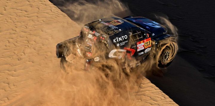 El piloto sudafricano Saood Variawa de Toyota Gazoo Racing SA y el copiloto francés François Cazalet compiten en la Etapa 9, una etapa maratón, de la 48ª edición del Rally Dakar 2026, entre Wadi ad-Dawasir y Bisha, Arabia Saudita.