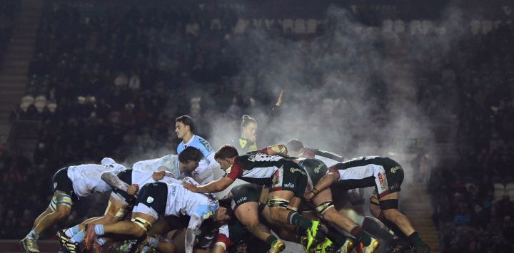 El vapor se eleva desde el scrum durante el partido de rugby union del grupo 3 de la Copa de Campeones de Europa entre Leicester Tigers y Aviron Bayonnais, Bayonne, en Mattioli Woods, Welford Road Stadium en Leicester, centro de Inglaterra.