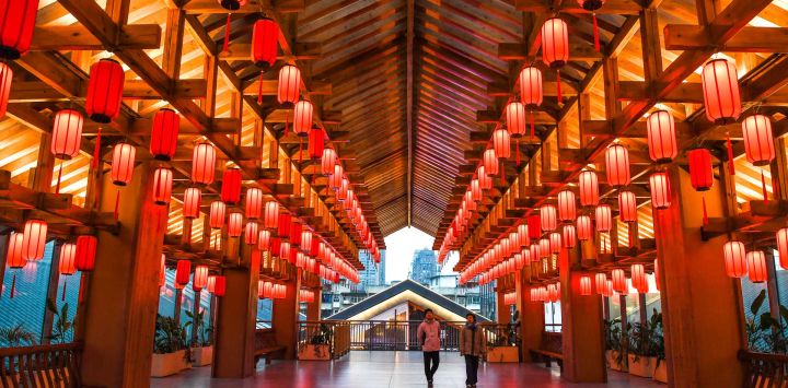 Imagen de personas visitando el complejo comercial Xinyin 1950 Discovery, en Guiyang, en la provincia de Guizhou, en el suroeste de China. La ciudad de Guiyang se ha comprometido con la actualización y renovación de antiguos bloques comerciales, calles y zonas industriales.