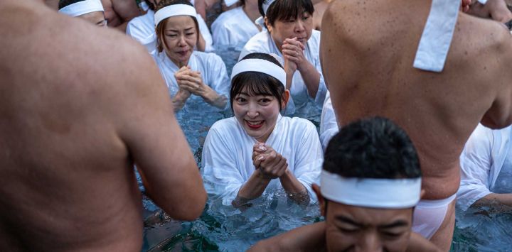 Los participantes se bañan en agua fría para purificar sus almas y cuerpos durante un ritual de Año Nuevo en el Santuario Teppozu Inari en Tokio.