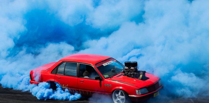 Una presentación de quemado de neumáticos se lleva a cabo en el Parque de Exposiciones durante el Festival de Automóviles Summernats, en Canberra, Australia.