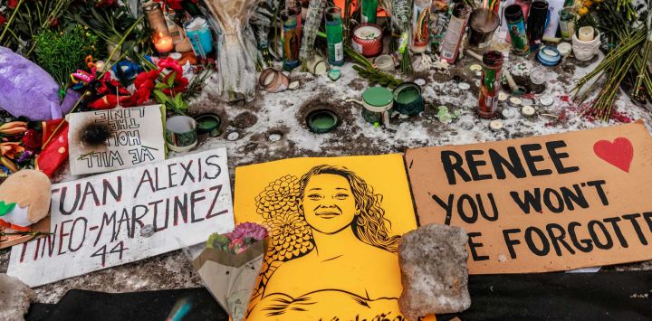 Velas, flores y letreros se colocan en un monumento improvisado en honor a Renée Nicole Good y otras víctimas de la violencia policial y de inmigración, frente a una vivienda en la Avenida Portland Sur de Minneapolis, Minnesota. Un agente del Servicio de Inmigración y Control de Aduanas (ICE) de EE. UU. disparó y mató a Renée Nicole Good, de 37 años, en las calles de Minneapolis, lo que provocó multitudinarias protestas e indignación por parte de los líderes locales, quienes rechazaron las acusaciones de la Casa Blanca contra ella por ser una terrorista doméstica.