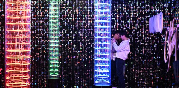 Visitantes observan letreros de neón en las exposiciones "Neón Luminoso" y "La Luz Dentro de la Luz Fuera" en el Centro de Diseño de Hong Kong, organizadas por Tetra Neon Exchange, un grupo dedicado a la conservación de los letreros de neón de la ciudad que se están retirando paulatinamente por motivos de seguridad en los edificios.