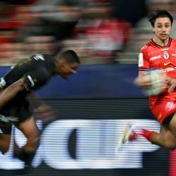El alero italiano del Toulouse, Ange Capuozzo (der.), corre para anotar un try durante el partido de rugby union de la European Rugby Champions Cup entre el Stade Toulousain Rugby (FRA) y los Hollywoodbets Sharks (RSA) en el estadio Ernest Wallon de Toulouse, suroeste de Francia. | Foto:LIONEL BONAVENTURE / AFP
