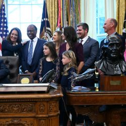 El presidente de Estados Unidos, Donald Trump, habla con Ben Carson, asesor nacional de Nutrición, Salud y Vivienda del Departamento de Agricultura de Estados Unidos, antes de firmar proyectos de ley en la Oficina Oval de la Casa Blanca en Washington, D.C. | Foto:BRENDAN SMIALOWSKI / AFP