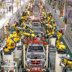 Imagen de una línea de producción en el taller de una empresa de vehículos, en el distrito de Jiangdu de la ciudad de Yangzhou, en la provincia de Jiangsu, en el este de China. La producción y las ventas de automóviles de China superaron los 34 millones de unidades el año pasado, estableciendo un nuevo récord, según datos revelados por la Asociación de Fabricantes de Automóviles de China (CAAM, siglas en inglés). | Foto:Xinhua/Ren Fei