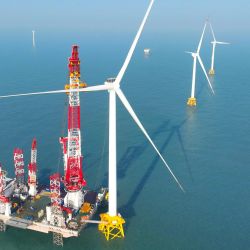 Imagen tomada con un dron del sitio de construcción de una unidad de turbina eólica marina de 20 megavatios en las aguas costeras de la provincia de Fujian, en el sureste de China. | Foto:Xinhua/Lin Shanchuan