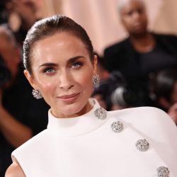 La actriz británica Emily Blunt asiste a la 83.ª edición de los Premios Globo de Oro en el hotel Beverly Hilton de Beverly Hills, California. | Foto:Michael Tran/AFP