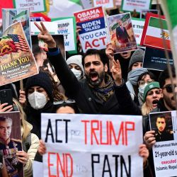 Manifestantes contra el régimen iraní corearon consignas durante una manifestación frente al Consulado de Estados Unidos en Milán, Italia. | Foto:PIERO CRUCIATTI / AFP